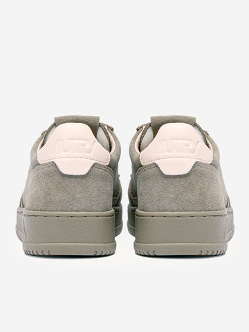 AUTRY M Medalist Low in suede salvia con talloncino avorio Salvia