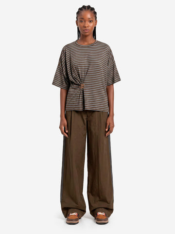 ESSENTIEL ANTWERP T-shirt oversize a righe grigie e cachi con spilla dorata Verde