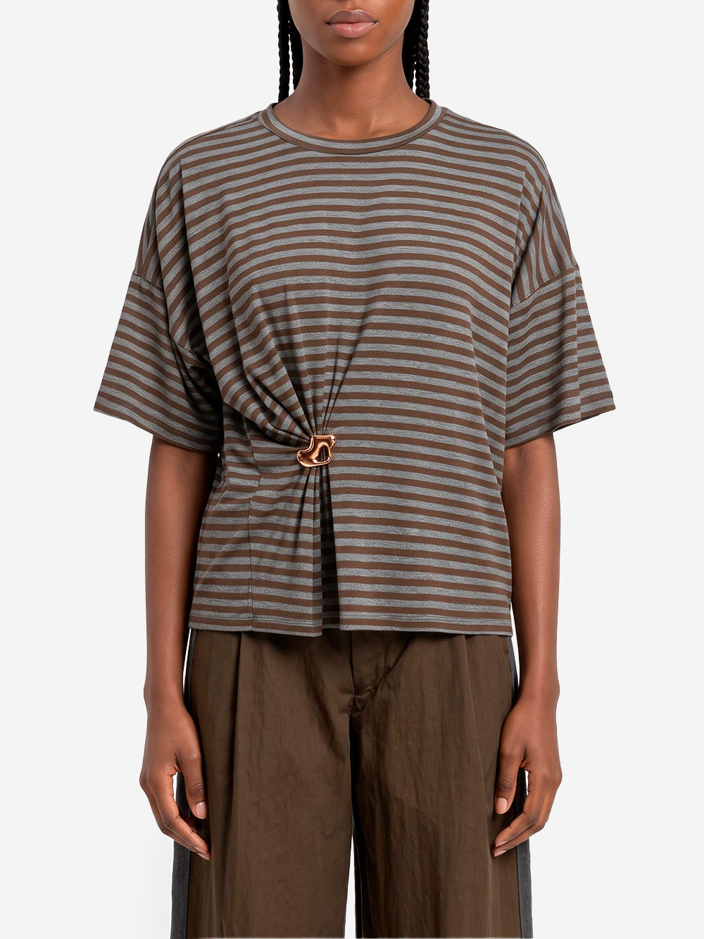 ESSENTIEL ANTWERP T-shirt oversize a righe grigie e cachi con spilla dorata Verde Urbanstaroma