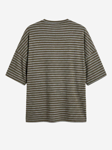 ESSENTIEL ANTWERP T-shirt oversize a righe grigie e cachi con spilla dorata Verde