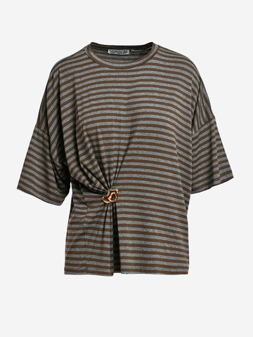 ESSENTIEL ANTWERP T-shirt oversize a righe grigie e cachi con spilla dorata Verde