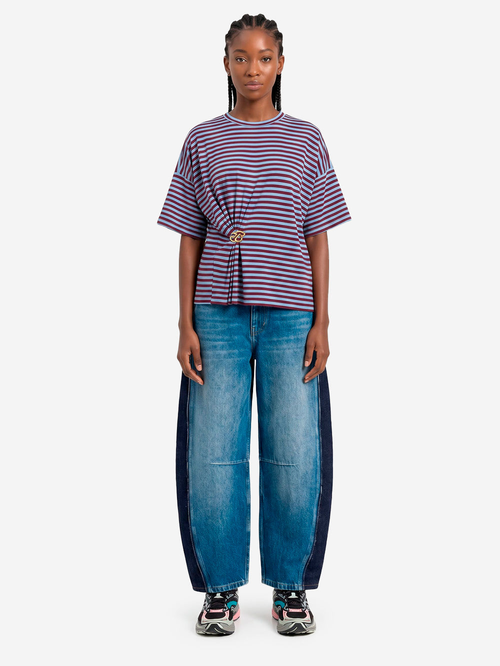 ESSENTIEL ANTWERP T-shirt oversize a righe azzurre e borgogna con spilla dorata Blu rosso Urbanstaroma