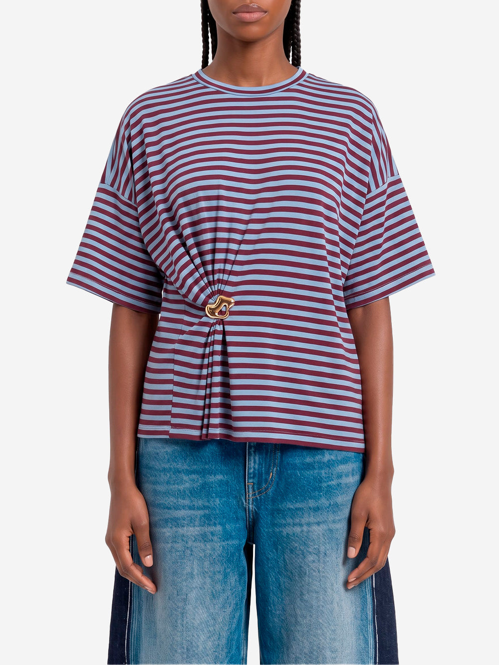 ESSENTIEL ANTWERP T-shirt oversize a righe azzurre e borgogna con spilla dorata Blu rosso Urbanstaroma