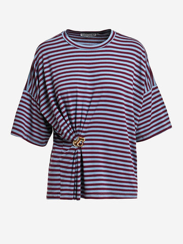 ESSENTIEL ANTWERP T-shirt oversize a righe azzurre e borgogna con spilla dorata Blu rosso