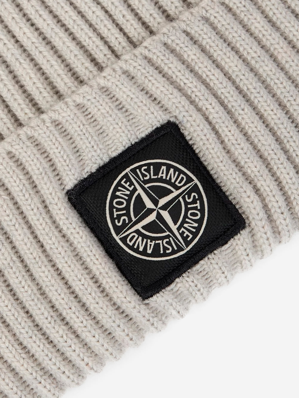 STONE ISLAND Beanie grigio in lana Geelong a costine con badge Grigio Urbanstaroma