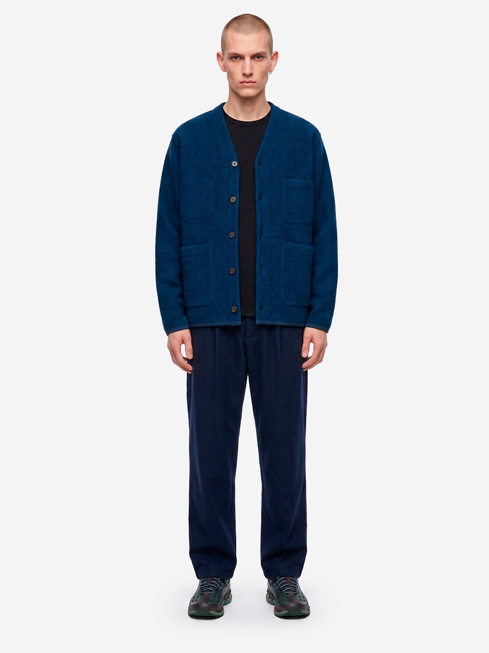 UNIVERSAL WORKS Cardigan indigo in fleece di lana con tasche applicate Blu Urbanstaroma