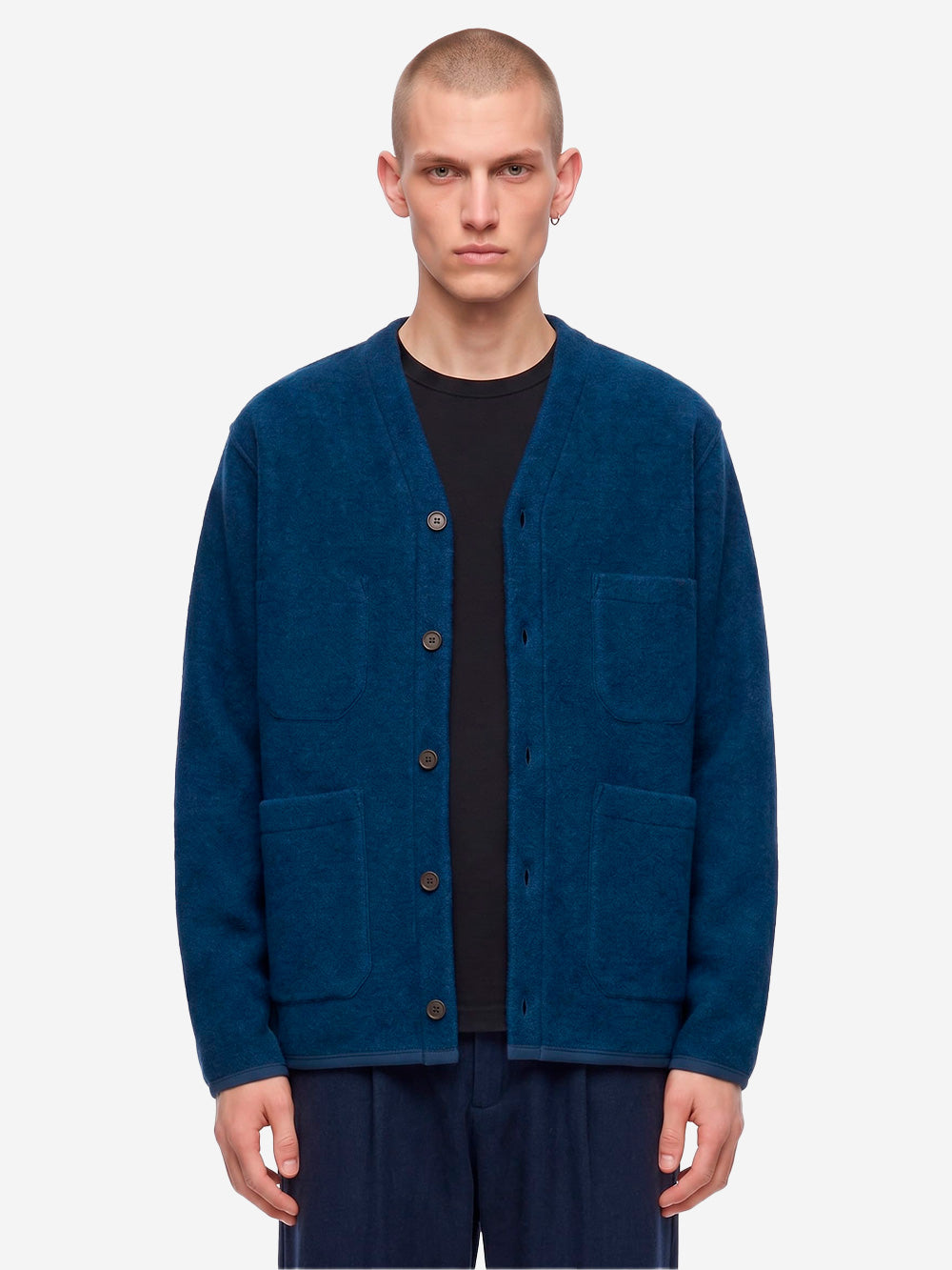 UNIVERSAL WORKS Cardigan indigo in fleece di lana con tasche applicate Blu Urbanstaroma