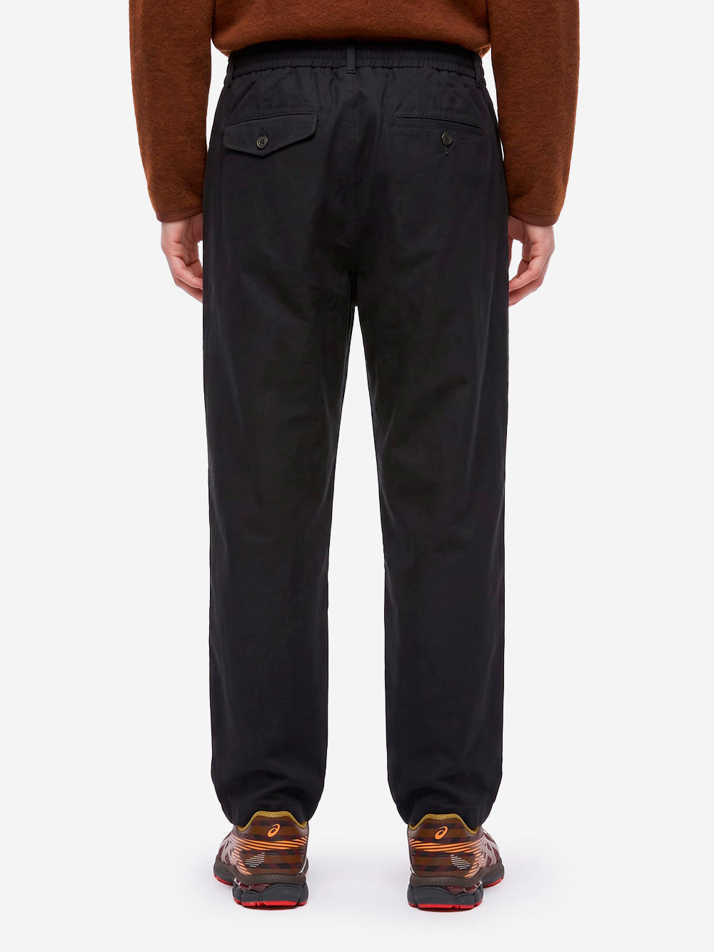 UNIVERSAL WORKS Pantaloni Brushed Moleskin Pleated Track Pant neri Nero Urbanstaroma