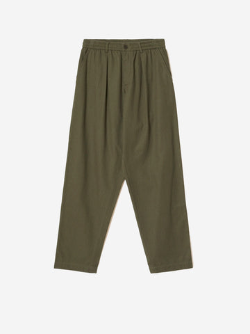 UNIVERSAL WORKS Pantaloni Brushed Moleskin Pleated Track Pant oliva Verde Oliva