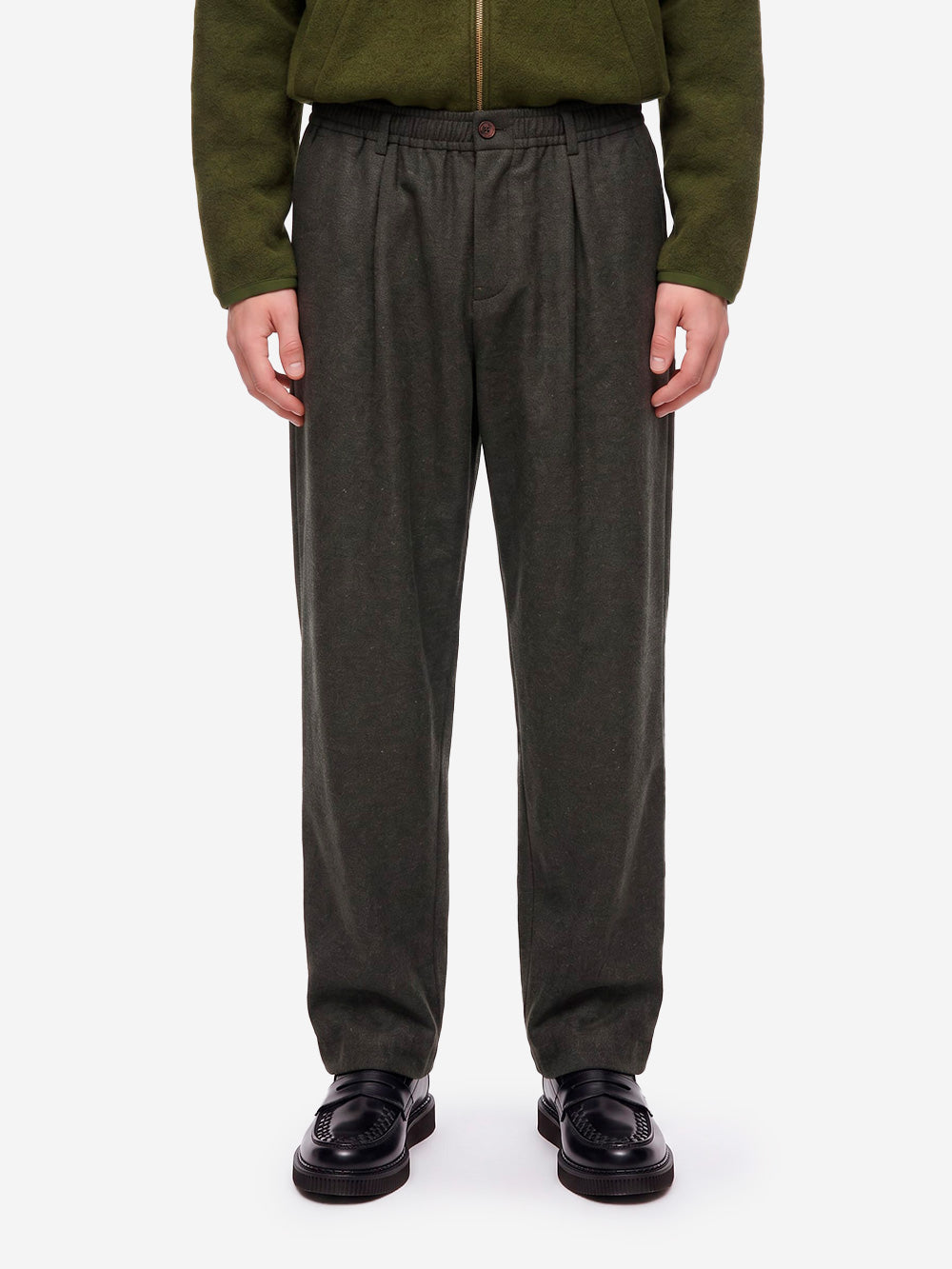 UNIVERSAL WORKS Pantaloni Wool Herringbone Pleated oliva Verde Oliva Urbanstaroma