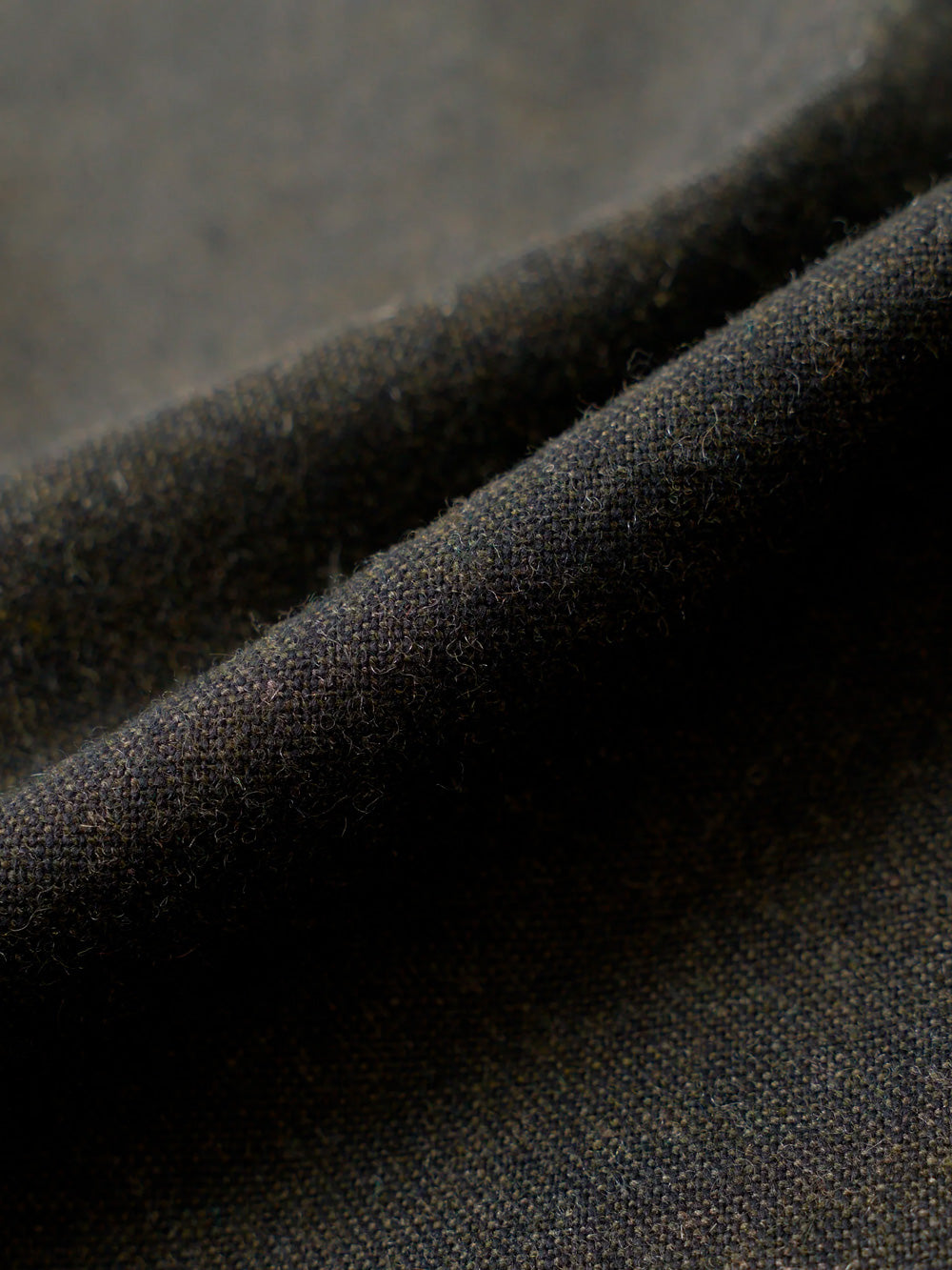 UNIVERSAL WORKS Pantaloni Wool Herringbone Pleated oliva Verde Oliva Urbanstaroma