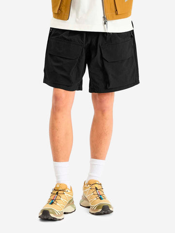 AND WANDER Shorts neri in twill tecnico con tasche utility Nero