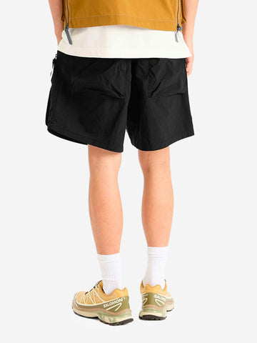 AND WANDER Shorts neri in twill tecnico con tasche utility Nero