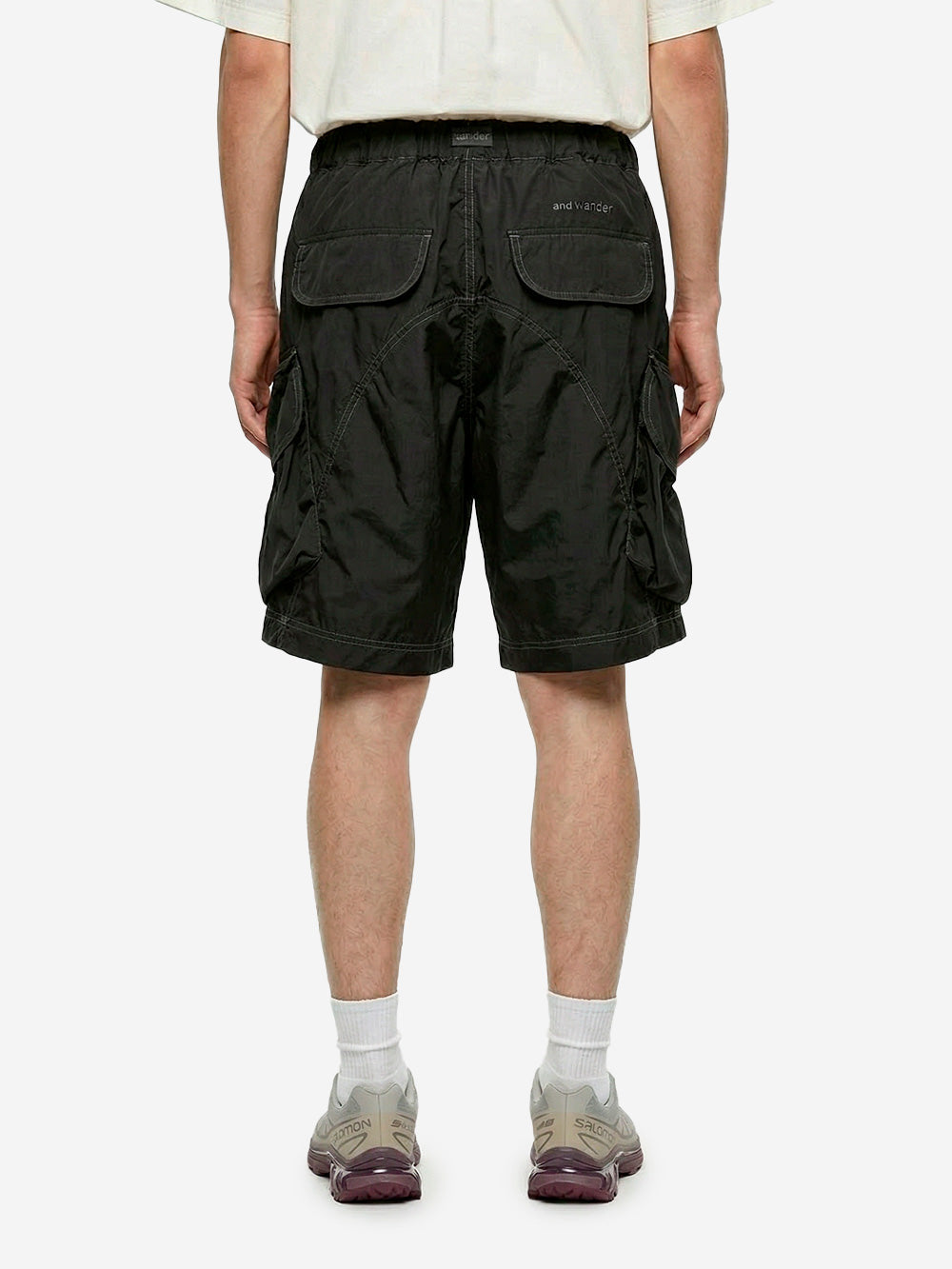 AND WANDER Shorts in misto cotone multi pocket neri Nero Urbanstaroma