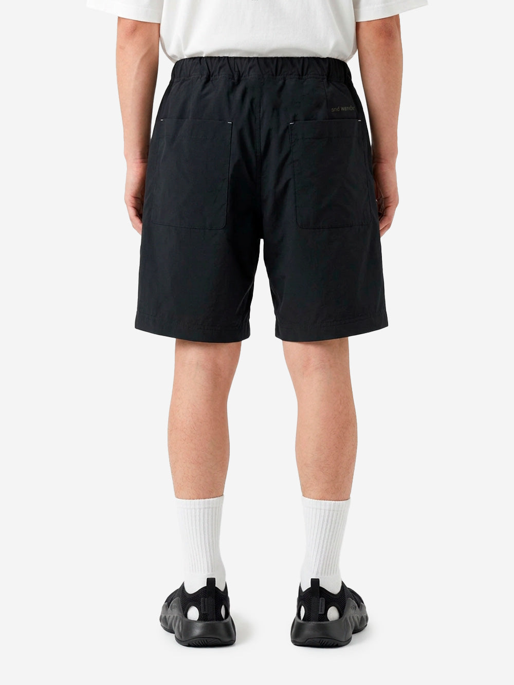 AND WANDER Shorts neri in tessuto tecnico pleated con cintura integrata Nero Urbanstaroma