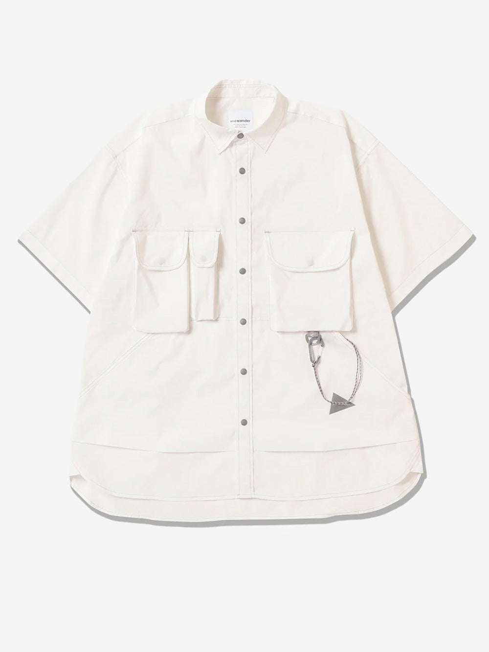 AND WANDER Camicia a manica corte multi pocket in bianco Bianco Urbanstaroma
