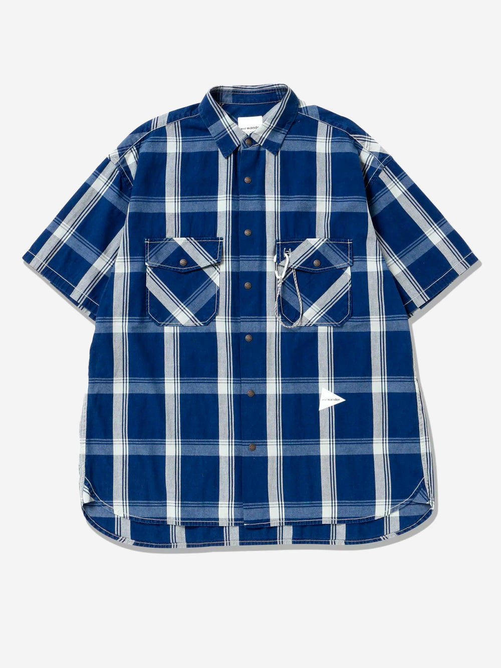 AND WANDER Camicia a manica corta con motivo a quadri indigo e tasche utility Blu Urbanstaroma