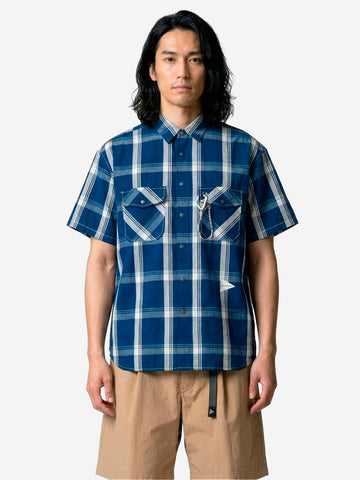 AND WANDER Camicia a manica corta con motivo a quadri indigo e tasche utility Blu