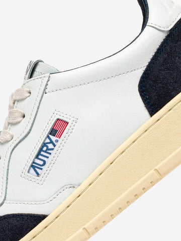 AUTRY M Medalist Low in pelle bianca e suede oceano Bianca blu