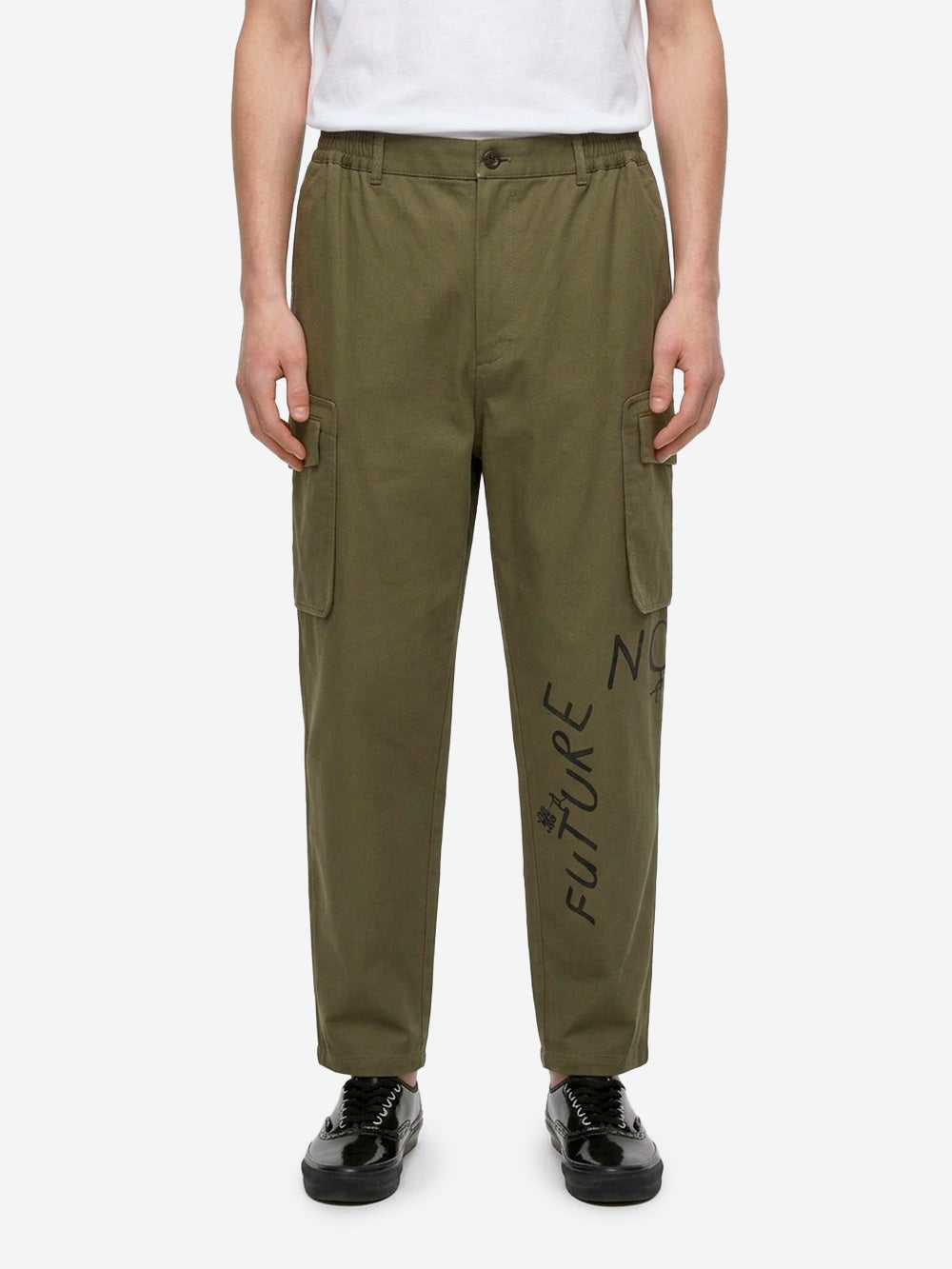 COMME DES GARCONS SHIRT Pantaloni cargo khaki con grafica 'Now Future' Verde Urbanstaroma
