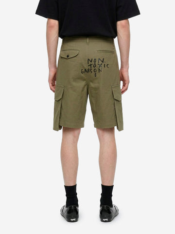 COMME DES GARCONS SHIRT Shorts khaki con tasche cargo wide e grafiche Verde