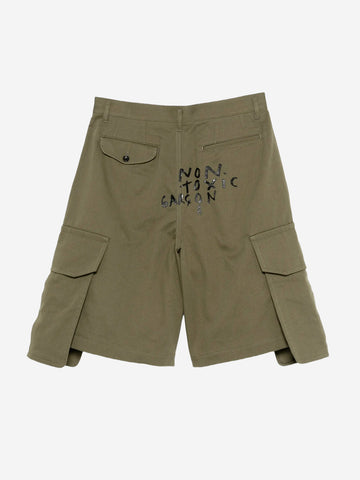 COMME DES GARCONS SHIRT Shorts khaki con tasche cargo wide e grafiche Verde