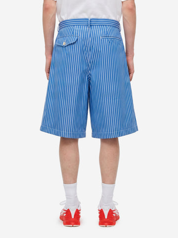 Weite blau-weiß gestreifte Shorts mit Bundfalten