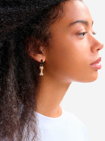 ESSENTIEL ANTWERP Orecchini a cerchio verde e oro con pendenti a forma di coniglio e osso Multicolor