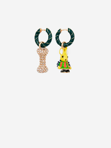 ESSENTIEL ANTWERP Orecchini a cerchio verde e oro con pendenti a forma di coniglio e osso Multicolor