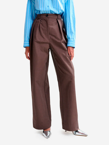 ESSENTIEL ANTWERP Pantaloni marroni a gamba larga in misto cotone con pieghe in vita Cioccolato