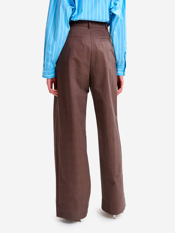 ESSENTIEL ANTWERP Pantaloni marroni a gamba larga in misto cotone con pieghe in vita Cioccolato