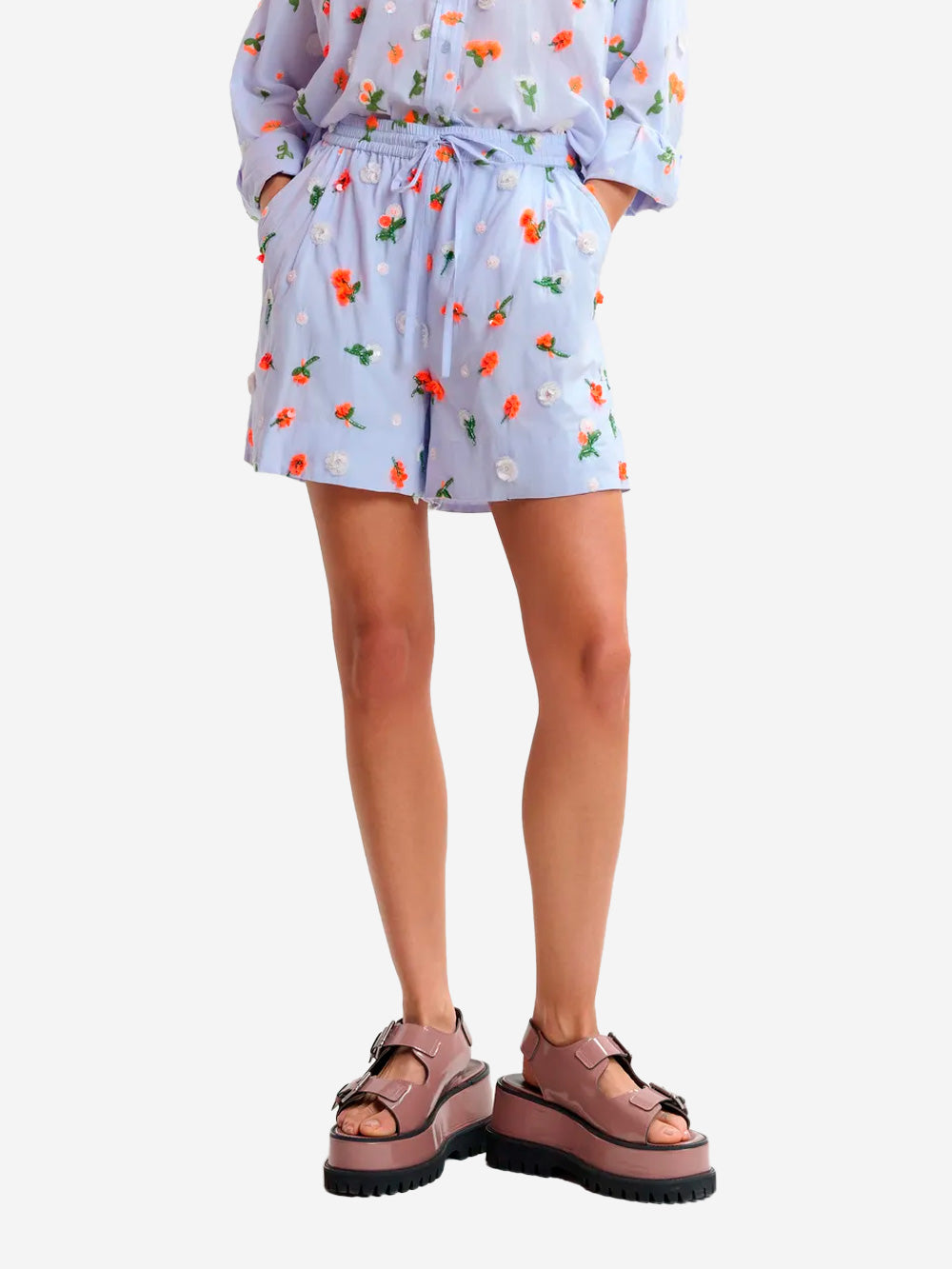 ESSENTIEL ANTWERP Pantaloncini azzurri con decorazioni floreali in paillettes, strass e perline arancioni e verdi blu Urbanstaroma