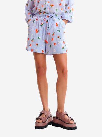 ESSENTIEL ANTWERP Pantaloncini azzurri con decorazioni floreali in paillettes, strass e perline arancioni e verdi blu