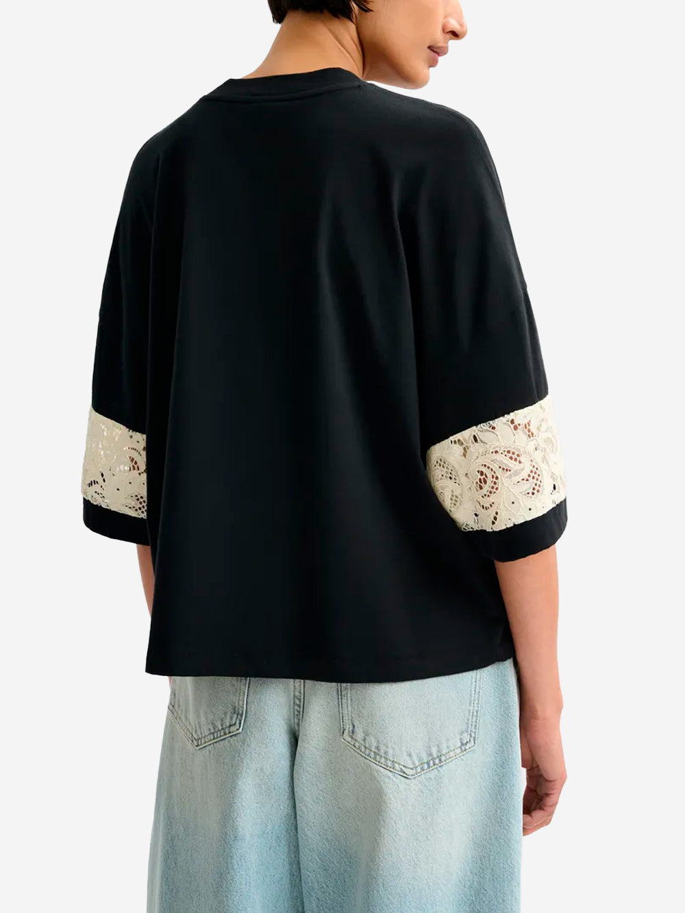 ESSENTIEL ANTWERP T-shirt in cotone biologico a righe bianche e nere con inserti in pizzo Nero bianca Urbanstaroma