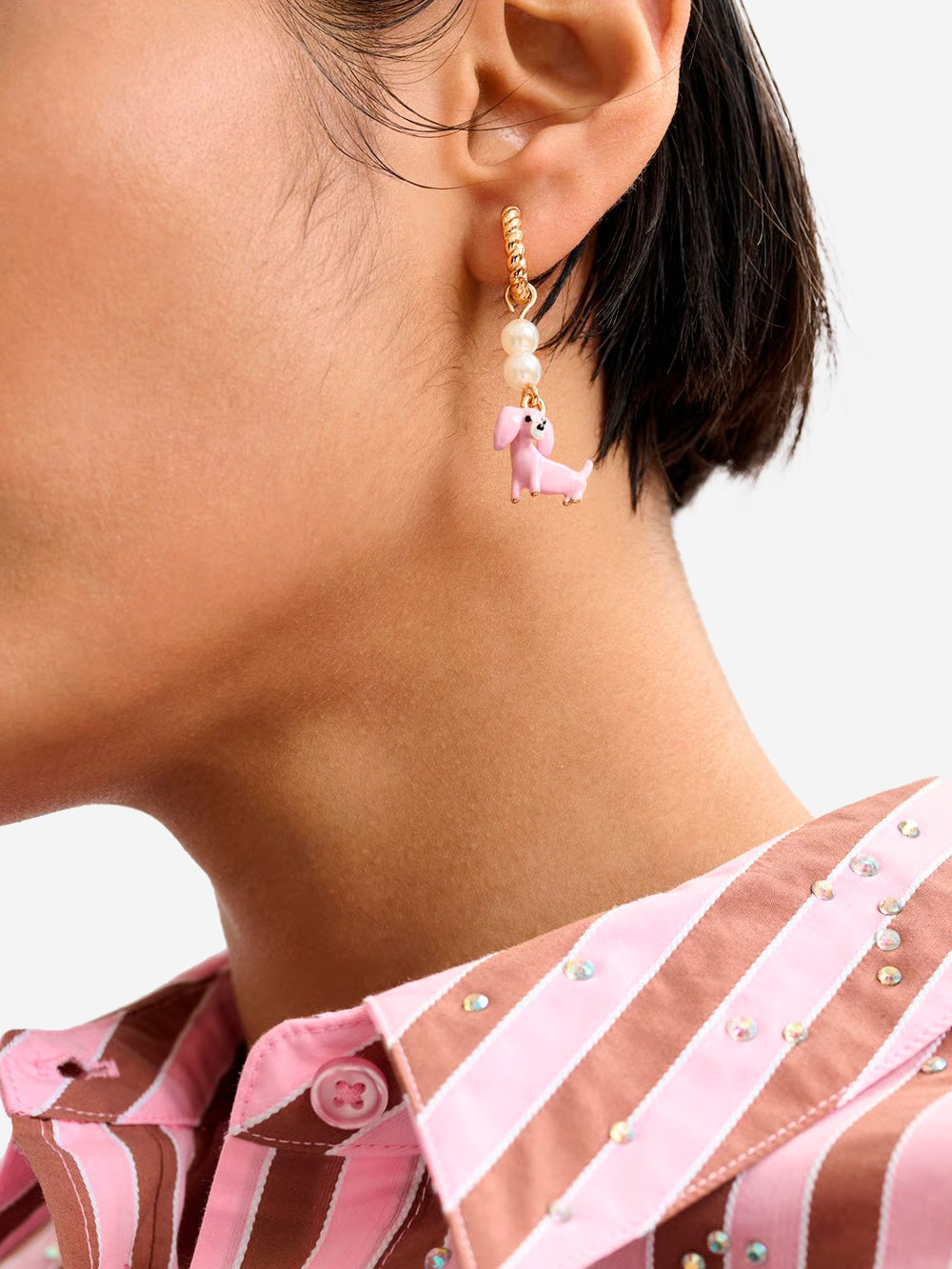 ESSENTIEL ANTWERP Orecchini dorati con bassotto rosa e strass verdi e blu Multicolor Urbanstaroma