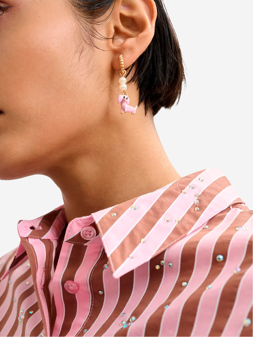 ESSENTIEL ANTWERP Orecchini dorati con bassotto rosa e strass verdi e blu Multicolor Urbanstaroma