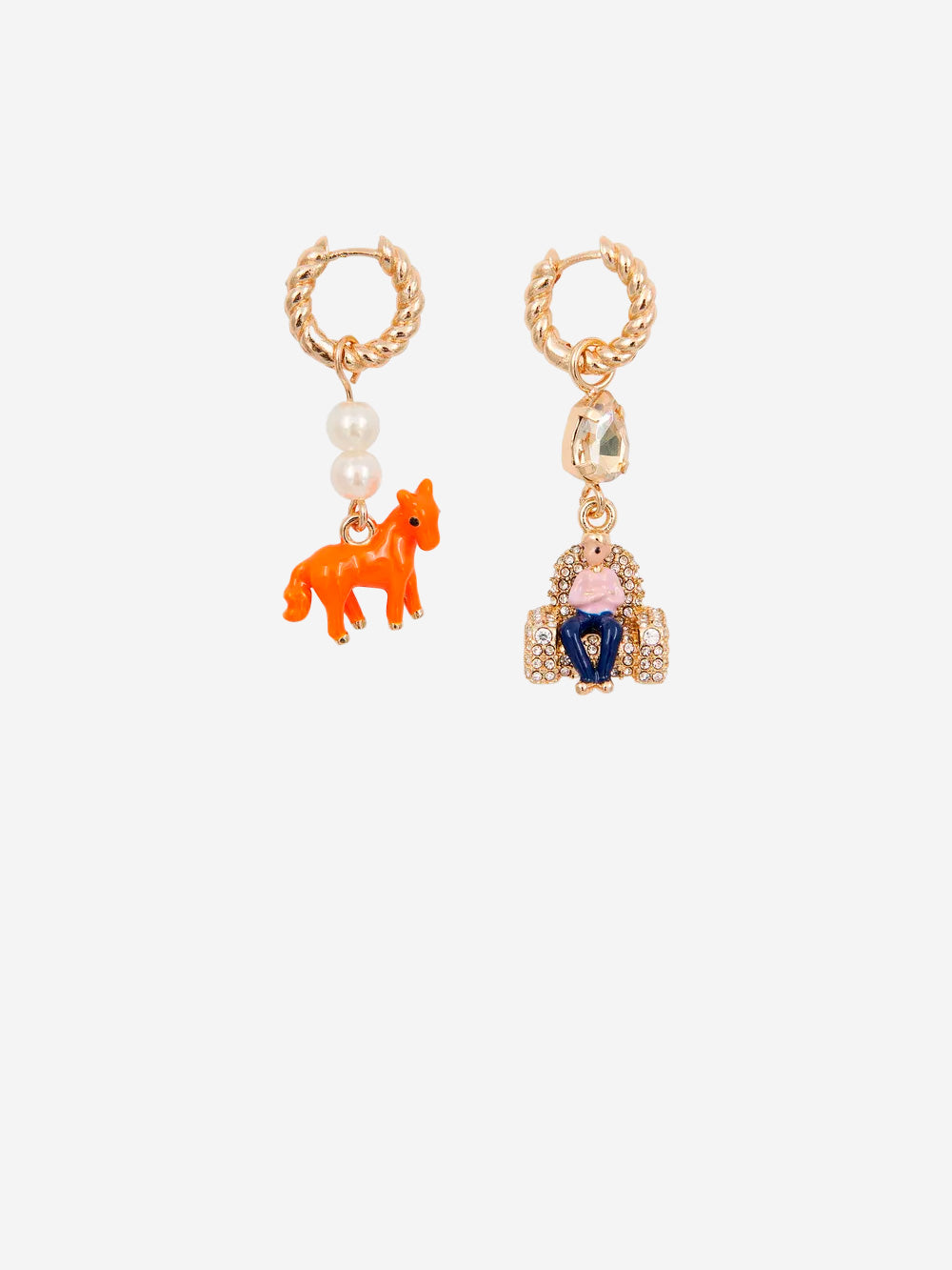 ESSENTIEL ANTWERP Orecchini a cerchio dorati con ciondoli a forma di cavallo arancione e ragazzo su una sedia Multicolor Urbanstaroma