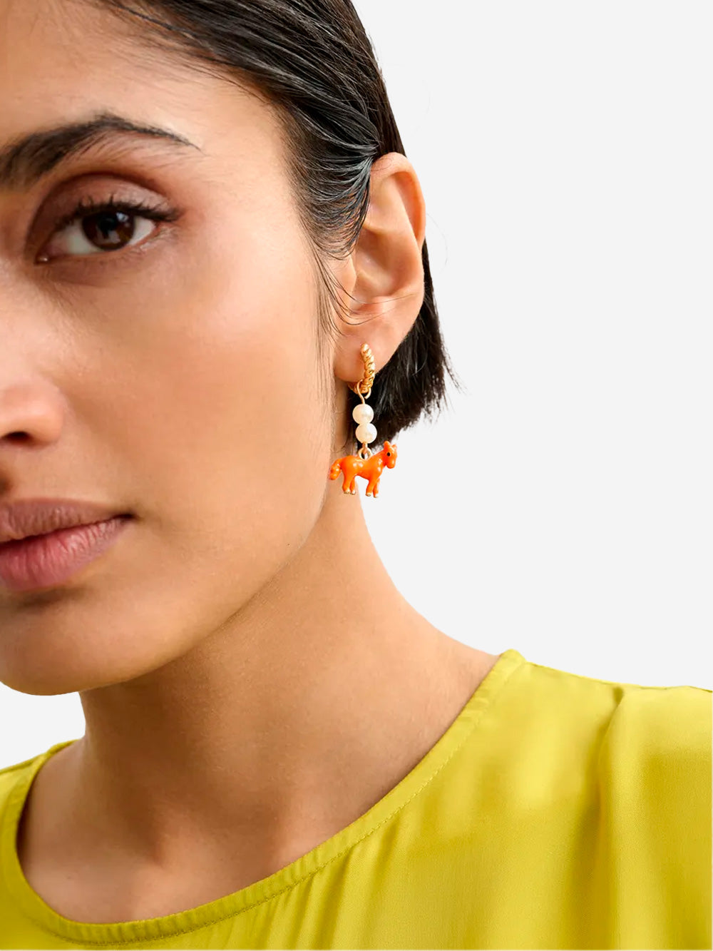 ESSENTIEL ANTWERP Orecchini a cerchio dorati con ciondoli a forma di cavallo arancione e ragazzo su una sedia Multicolor Urbanstaroma