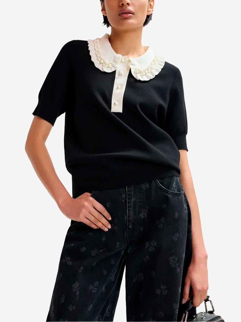 ESSENTIEL ANTWERP Polo in maglia sottile nera e avorio con volant e decorazioni in perline Nera bianca Urbanstaroma