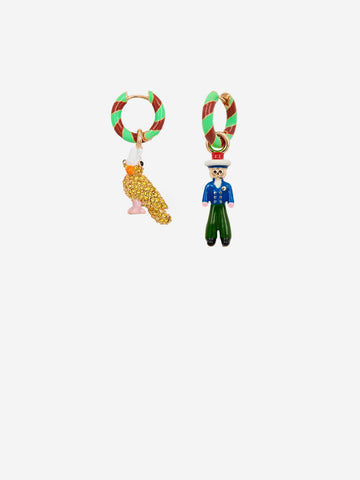 ESSENTIEL ANTWERP Orecchini a cerchio verdi e marroni con ciondoli a forma di uomo e uccellino Multicolor