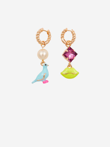 ESSENTIEL ANTWERP Orecchini a cerchio dorati con ciondoli a forma di uccello blu e labbra gialle Multicolor