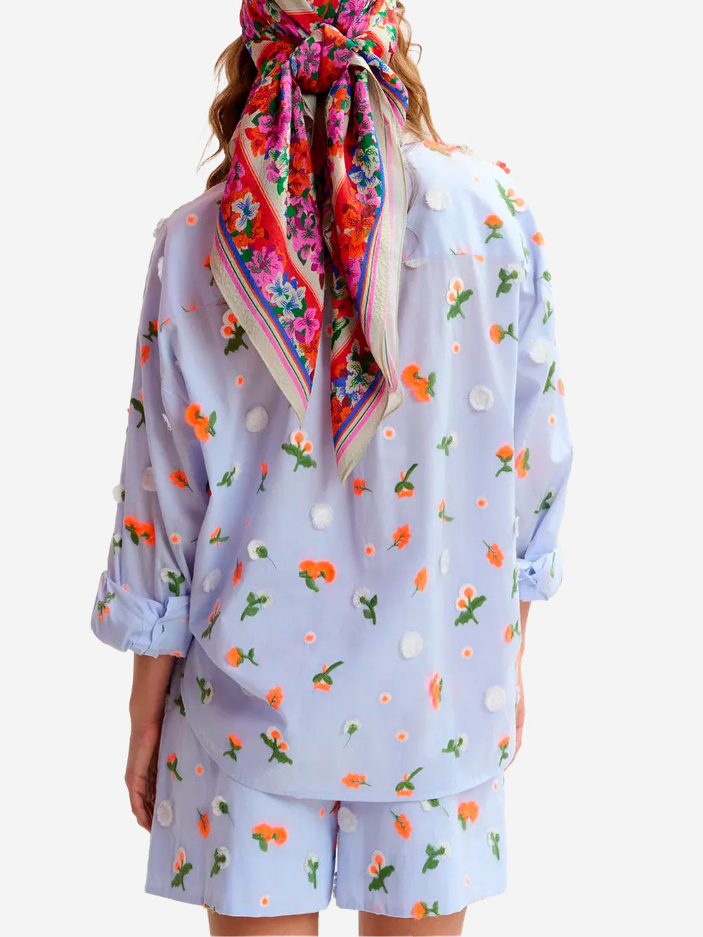 ESSENTIEL ANTWERP Camicia azzurra con decorazioni floreali in paillettes, strass e perline arancioni e verdi blu Urbanstaroma