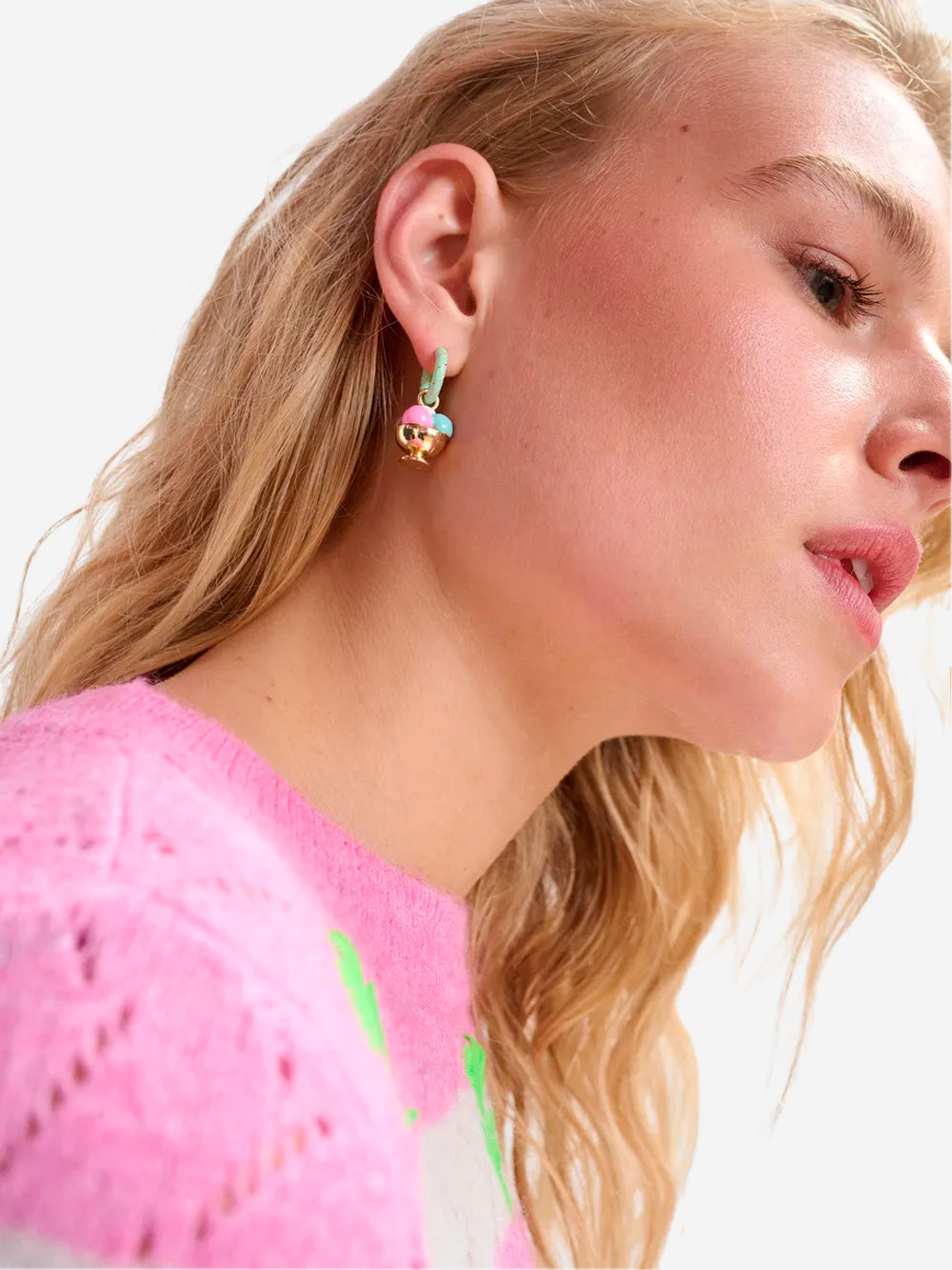 ESSENTIEL ANTWERP Orecchini a cerchio turchese e oro con pendenti a forma di gelato e leone marino Multicolor Urbanstaroma