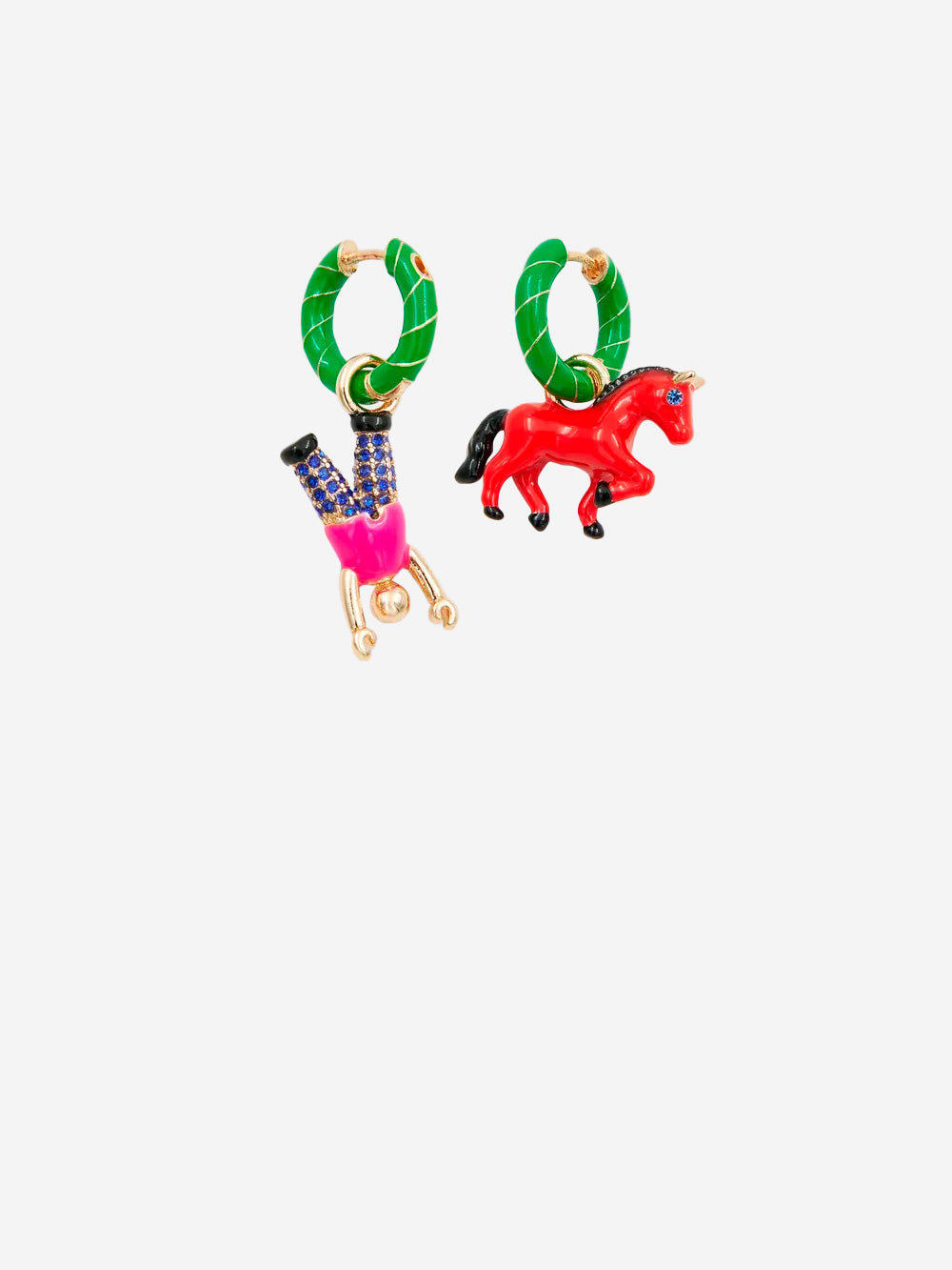 ESSENTIEL ANTWERP Orecchini a cerchio verdi e dorati con pendenti raffiguranti un cavallo e un ragazzo Multicolor Urbanstaroma