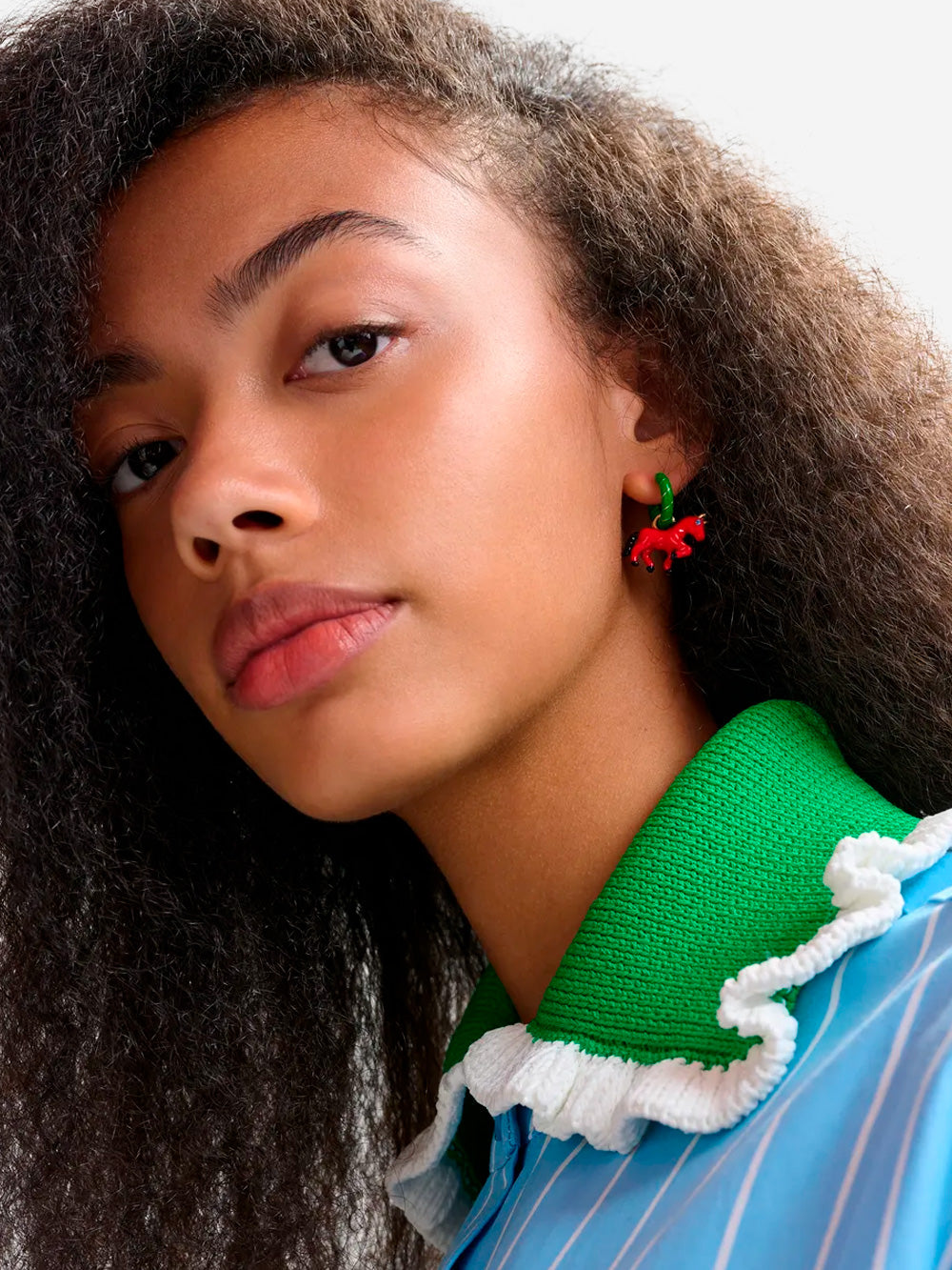 ESSENTIEL ANTWERP Orecchini a cerchio verdi e dorati con pendenti raffiguranti un cavallo e un ragazzo Multicolor Urbanstaroma