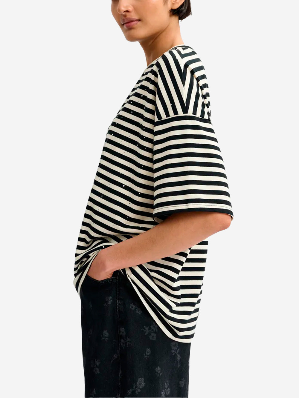 ESSENTIEL ANTWERP T-shirt oversize in cotone a righe bianche e nere impreziosita da strass Bianca nera Urbanstaroma