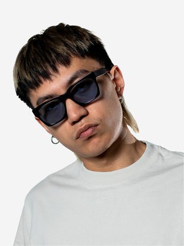 FACE HIDE Occhiali da sole 'Numero 0' in acetato nero con lenti blu Nero