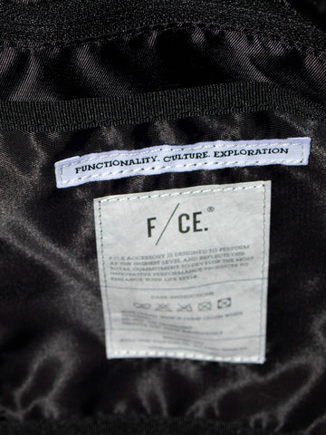 F/CE Borsa a spalla nera 'Sculpt One' in nylon Nero