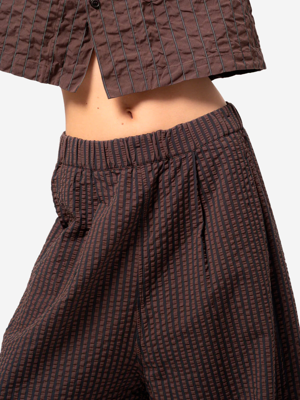GIRLS OF DUST Pantaloni a gamba ampia in cotone seersucker marroni e navy Marrone Urbanstaroma