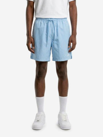 NIKE Shorts celesti Club con Swoosh Celeste